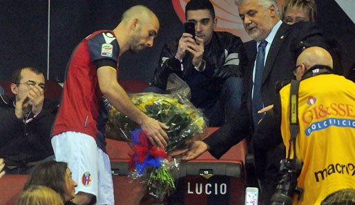 Marco Di Vaio legt Blumen am Platz von Lucio Dalla nieder