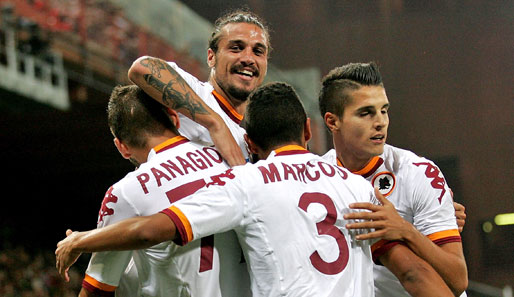 Osvaldo (2.v.l.) steuerte gleich zwei Treffer zum Sieg der Roma bei
