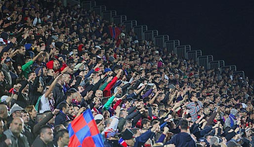Fans von Cagliari Calcio auf der Stehtribüne des Stadio Sant'Elia