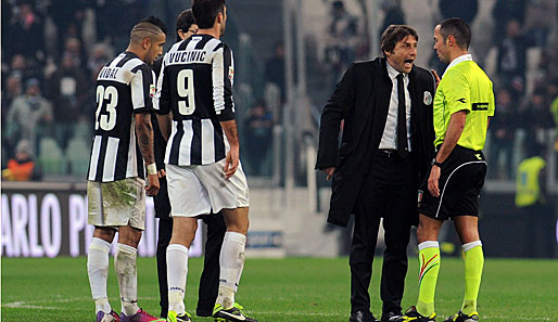 Antonio Conte (2.v.r.) war nach dem 1:1 gegen Genua nicht gut auf den Referee zu sprechen