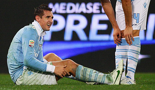 Miroslav Klose hält sich den Oberschenkel - ein Einsatz gegen Palermo ist ungewiss