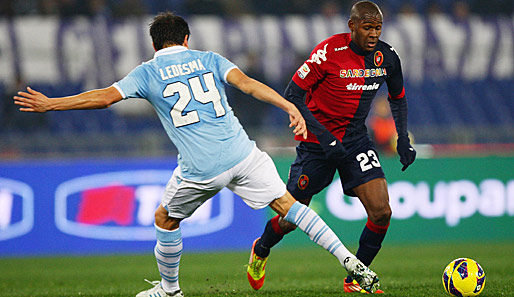 Victor Ibarbo - rechts im Zweikampf mit Cristian Ledesma - wurde von den Lazio-Fans beleidigt