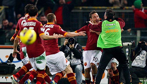 Francesco Totti lässt sich nach dem Siegtor von seinen Mannschaftskameraden feiern
