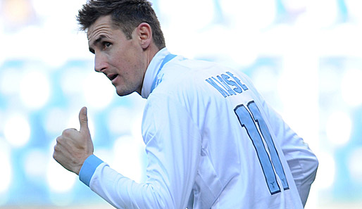 Daumen hoch - Lazio-Torjäger Miroslav Klose machte erhebliche Fortschritte in der Genesung