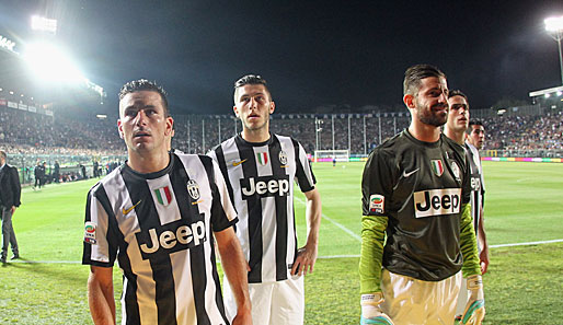 Fassungslos! Spieler des italienischen Meister Juventus Turin blicken gebannt auf die Tribüne