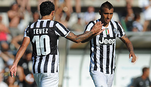 Carlos Tevez (l.) soll Juventus Turin bei der Mission Titelverteidigung unterstützen