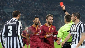 Roms Daniele De Rossi sah die Rote Karte nach Foul an Chiellini