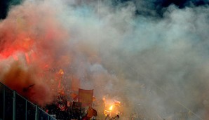 Auch die Fans des AS Rom warteteten wieder mit reichlich Feuerspektakel auf