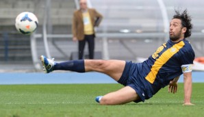 Luca Toni hat seinen Vertrag in Genua um ein weiteres Jahr verlängert