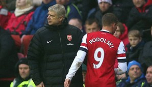 Lukas Podolski (r.) rudert bei der Kritik an Arsene Wenger (l.) zurück