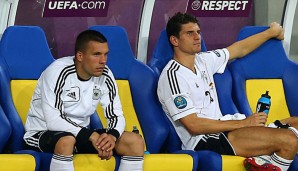Mario Gomez (r.) nimmt Lukas Podolski nach der Kritik in Italien in Schutz