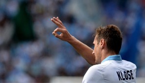 Torjäger Miroslav Klose grüßt mit seinem Torjubel immer seine Familie