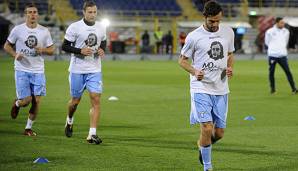 Spieler von Lazio Rom tragen beim Aufwärmen T-Shirts mit dem Kopf von Anne Frank drauf