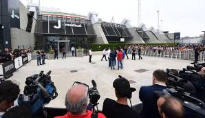 Bereits am frühen Morgen hatten sich hunderte Tifosi und Journalisten aus aller Welt vor dem Gebäude versammelt, um den Portugiesen in Empfang zu nehmen.