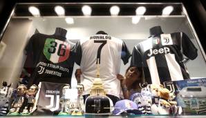 Cristiano Ronaldos Transfer von Real Madrid zu Juventus hat mit einer Ablösesumme von 117 Millionen Euro alle bisher dagewesenen Rekordmarken pulverisiert. Und auch mit seinem Gehalt von 31 Mio. Euro netto bewegt sich CR7 in außerirdischen Sphären.