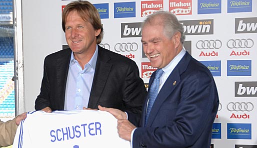 Ein Bild aus ruhigeren Zeiten: Roman Calderon (re.) stellt Bernd Schuster als neuen Real-Coach vor