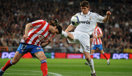 Real Madrid trennte sich 1:1-Unentschieden gegen Atletico (hier Huntelaar (r.) und Ujfalusi)