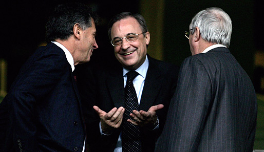 Florentino Perez (M.) trat 2006 als Präsident bei Real Madrid zurück