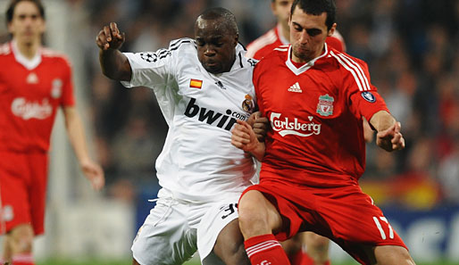 Bald Teamkollegen in Madrid? Liverpools Alvaro Arbeloa im Duell mit Reals Lassana Diarra
