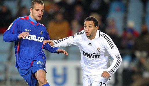 Roberto Soldado (l., hier gegen Reals Marcelo) spielt seit Juli 2008 für den FC Getafe