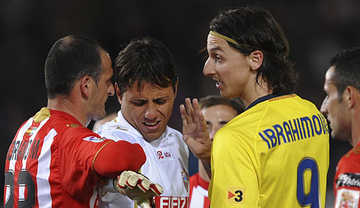 Nach dem Platzverweis legte sich Zlatan Ibrahimovic (r.) noch mit Almerias Fernando Soriano (l.) an