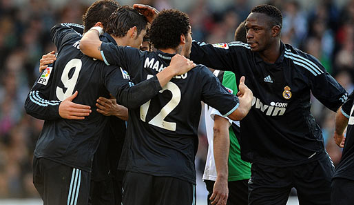Die Spieler von Real Madrid bejubeln den 2:0-Auswärtssieg bei Racing Santander