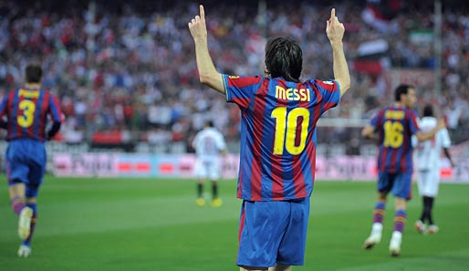 Barcelonas Lionel Messi (r.) führt die Torschützenliste in der Primera Division mit 32 Toren an