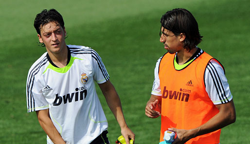Wechselten jeweils 2010 aus der Bundesliga zu den Königlichen: Mesut Özil und Sami Khedira (r.)