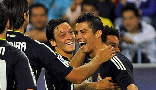 Christiano Ronaldo (r.) und Mesut Özil (M.) sind das neue Traumpaar der Primera Division