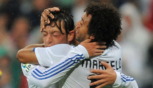 Mesut Özil (l.) traf gegen Deportivo La Coruna zum ersten Mal für Real Madrid