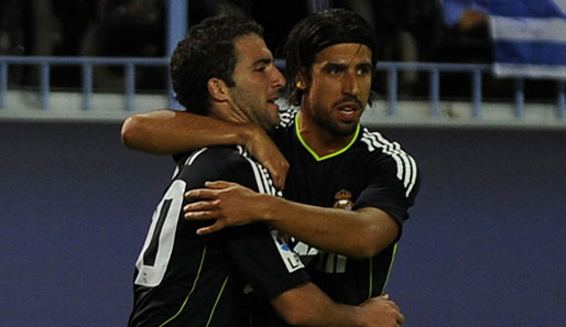Gonzalo Higuain (l.) und Sami Khedira werden nicht gegen Ajax dabei sein