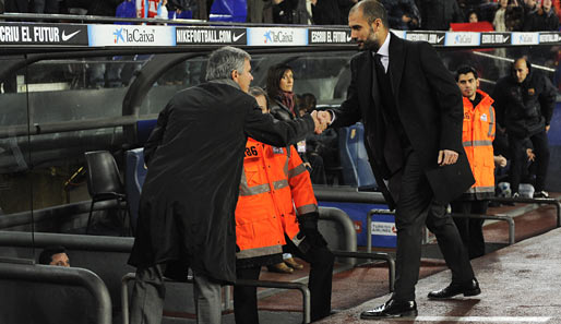 Handshake vor der Abreibung: Barcas Guardiola (r.) begrüßt Real-Coach Mourinho vor dem Clasico
