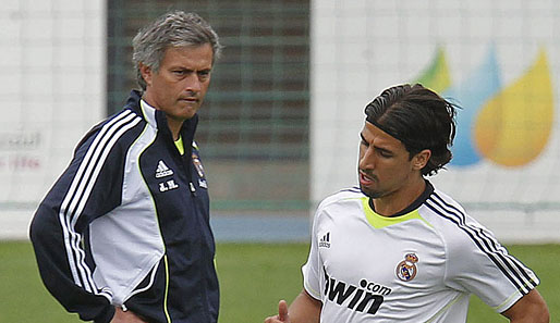 Sami Khedira (r.) fühlt sich bei Real Madrid wohl unter Trainer Jose Mourinho