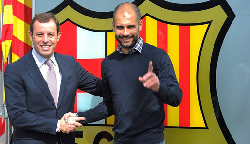 Josep Guardiola (r.) mit Präsident Sandro Rosell. Der Barca-Coach verlängert bis 2012
