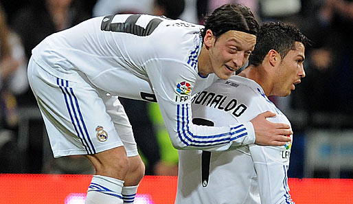 Cristiano Ronaldo (r.) traf gegen Real Soceidad doppelt, einmal nach einer Ecke von Mesut Özil