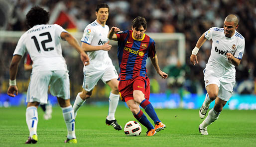 Barcelonas Superstar Lionel Messi (Mitte) erzielte gegen Real Madrid seinen 30. Saisontreffer