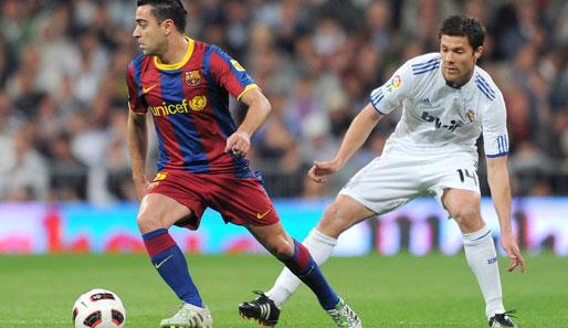 Real Madrids Xabi Alonso (r.) kommt gegen Xavi und Co. wieder eine Schlüsselrolle zu
