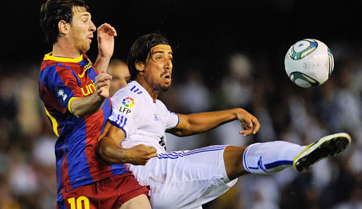 Sami Khedira (r., gegen Lionel Messi) hat das Interesse vom FC Chelsea geweckt