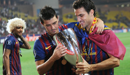 Dani Alves (l.), David Villa (M.) und Cesc Fabregas (r.) nach dem Gewinn des UEFA Super Cup