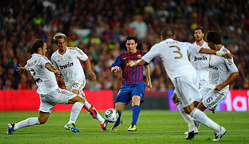 Nicht gedoppelt, nicht getrippelt - nein - Messi bekommt es gleich mit einer Horde Madrilenen zu tun