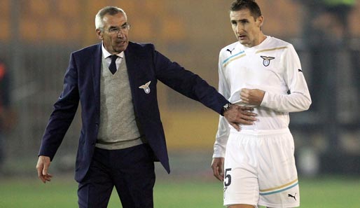 Lazio-Trainer Edy Reja (l.) ist von seinem Stürmer Miroslav Klose (r.) hellauf begeistert