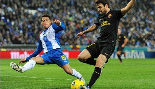 Cesc Fabregas (r.) hatte den FC Barcelona im Derby bei Espanyol mit 1:0 in Führung gebracht
