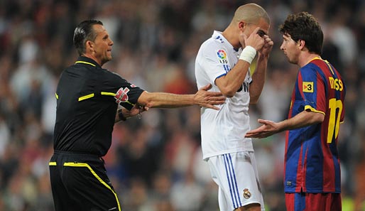 Lionel Messi (r.) und Pepe (M) werden keine Freunde mehr