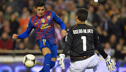 Alexis Sanchez (l.) steht mit dem FC Barcelona vor dem Finaleinzug im spanischen Pokalwettbewerb