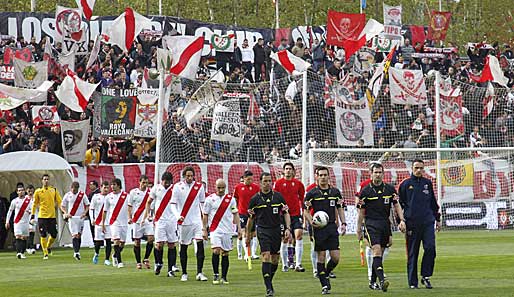 Das Team von Rayo Vallecano beim Einlauf ins Stadion. Im Hintergrund die Fans des Teams
