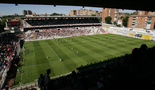Das Campo de Futbol de Vallecas bietet Platz für 14.700 Zuschauer. Hinter einem Tor ist allerdings keine Tribüne