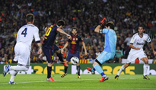 Leo Messi trifft zum Ausgleich für Barcelona. Gegen Real erzielte er seine Saisontore 7 und 8