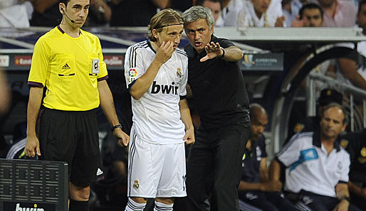 Real-Coach Jose Mourinho (r.) gibt Neuzugang Luka Modric (M.) Zeit zum Eingewöhnen