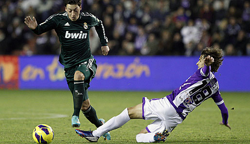 Mesut Özil (l.) schoss Madrid mit einem Doppelpack zum Sieg gegen Valladolid