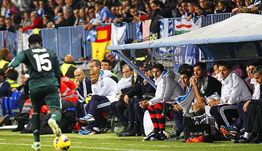 Iker Casillas (M.) saß seit Mai 2008 das erste Mal wieder auf der Ersatzbank
